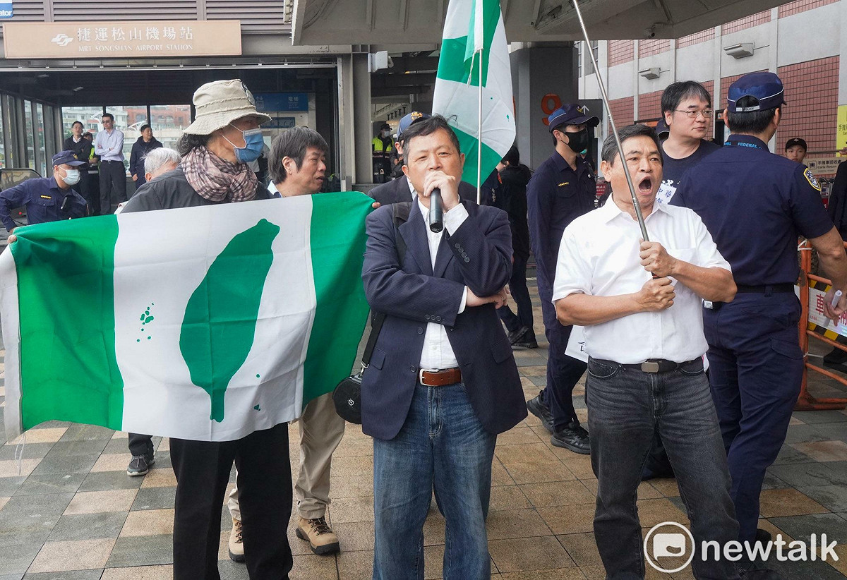 鄭麗文7日訪中，不少獨派團體率團到松山機場抗議。 圖：張良一/攝