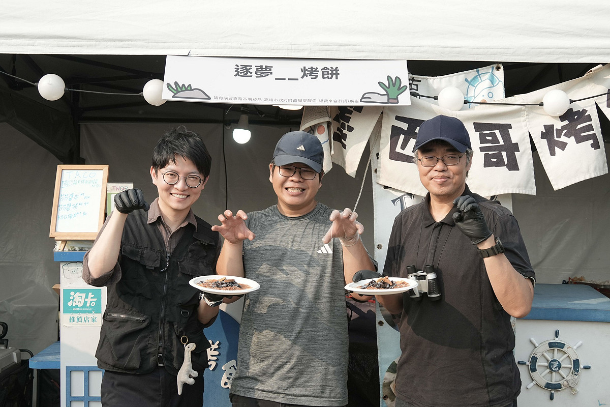 李懷仁(右)與林楷軒(左)前往市集訪視攤車業者，並配戴探險道具與現場店家互動。 圖：高雄市青年局/提供