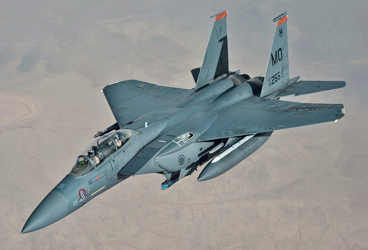 美軍 F-15E「打擊鷹」戰機在荷姆茲海峽附近被擊落，兩名飛行員彈射逃生，其中一人已獲救，另一人仍失蹤。(示意圖) 圖:翻攝自 X 帳號 @Israelwaronhama