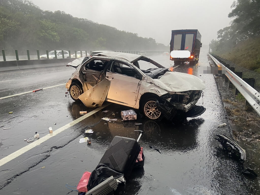 國道3號北上150公里苑裡路段上午發生死亡事故，1輛自小客車不明原因失控撞擊外側護欄，消防局獲報到場發現駕駛受傷，2名乘客已明顯死亡，事故原因待由警方調查。（民眾提供）中央社記者管瑞平傳真　115年4月4日