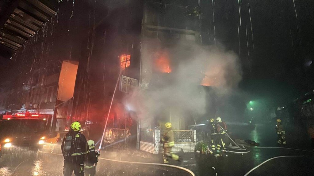 苗栗市1棟3樓透天厝4日凌晨發生火警，雖然正逢大雨，不過屋內堆滿錄影帶、膠捲等易燃物質，消防隊員趕抵現場，火勢已全面燃燒，所幸獨居的林姓老翁及時逃出，起火原因待查。（民眾提供）中央社記者管瑞平傳真115年4月4日