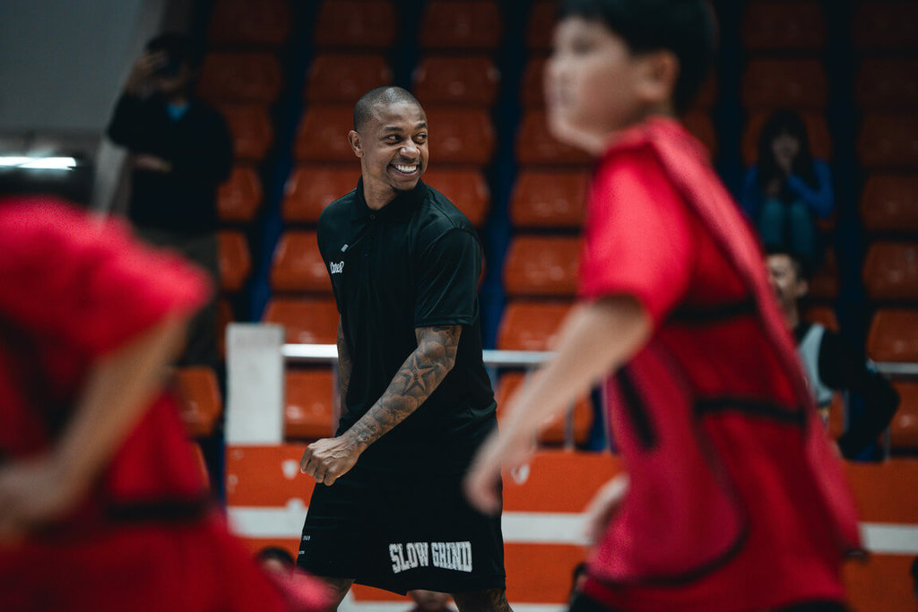 美國職籃NBA未來之星邀請賽4日在板橋體育館登場，前NBA球星湯瑪斯（Isaiah Thomas）（中）擔任賽事嘉賓，並運用自身例子鼓勵年輕球員，持續勇敢追求夢想。（展逸國際行銷提供）中央社記者陳容琛傳真 115年4月4日