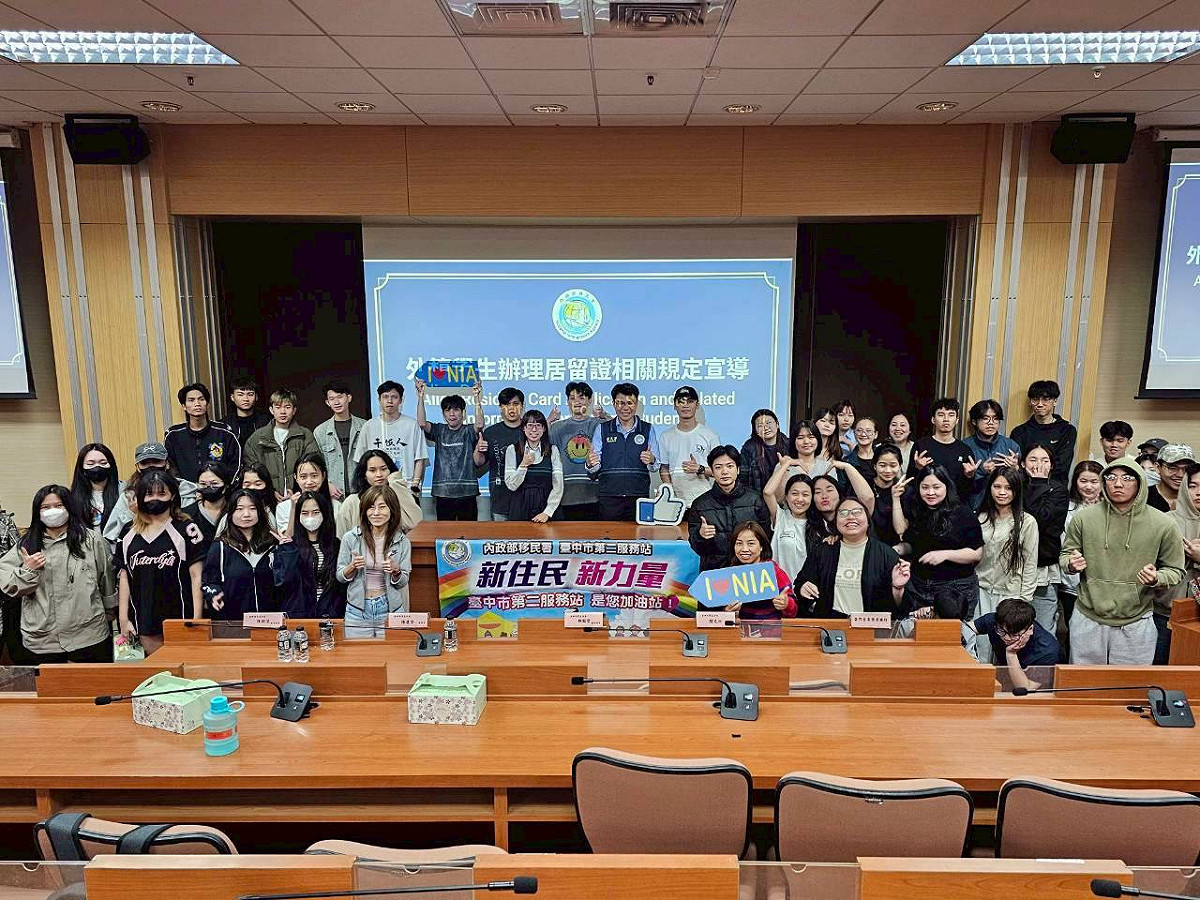 移民署台中市第二服務站到校園宣導，受到學生熱情歡迎。 圖 : 移民署 / 提供