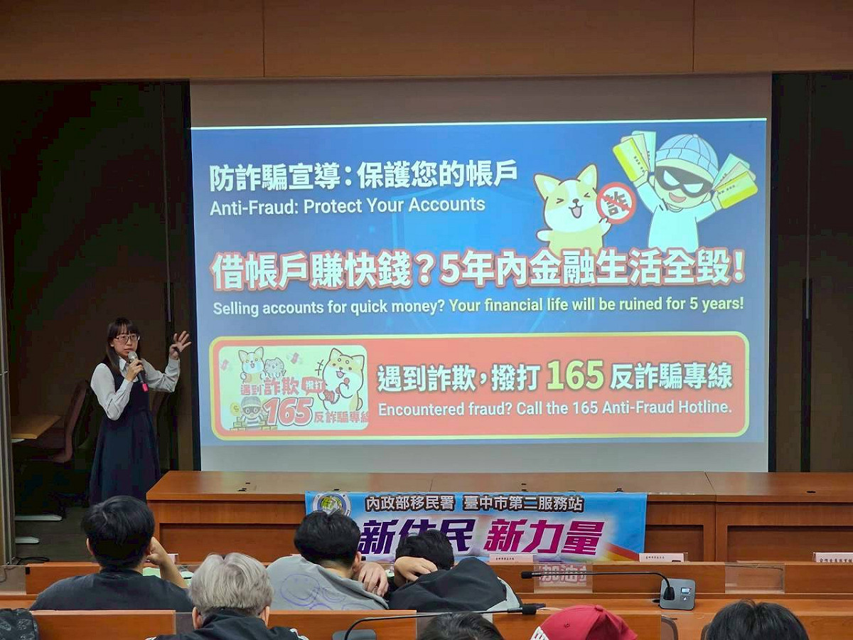 臺中市第二服務站科員林羽璇為即將畢業的同學，說明覓職及應聘最新訊息。 圖 : 移民署 / 提供