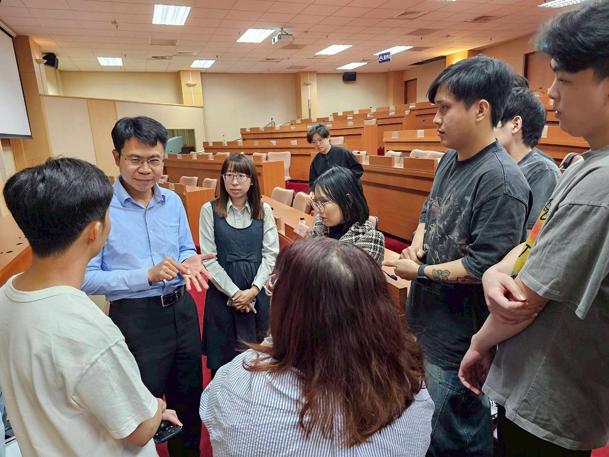 學生把握機會熱情詢問在臺切身相關居留規定。(左2為站主任高志偉，左3為科員林羽璇) 圖 : 移民署 / 提供