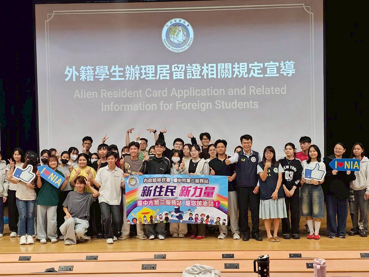 臺中市第二服務站除法令及防詐等各式宣導外，亦關心同學在臺生活安全。 圖 : 移民署 / 提供