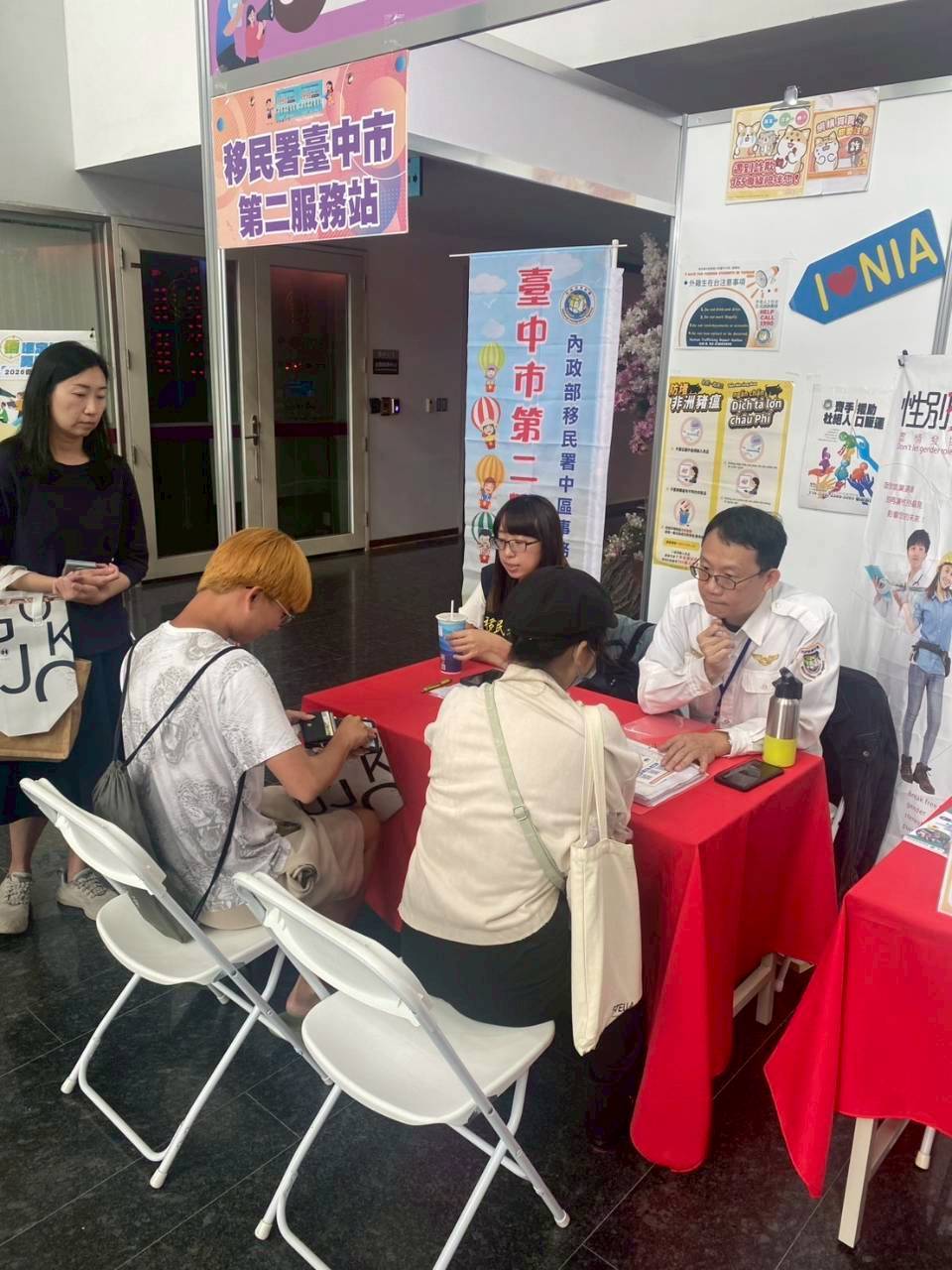 臺中市第二服務站受僑委會邀請設攤，現場說明留臺就業相關注意事項，讓學生們安心留臺工作。 圖 : 移民署 / 提供