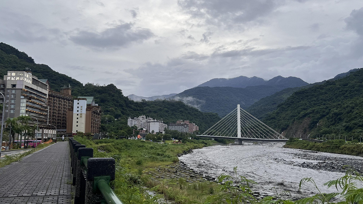 春日新綠滿山，是森林浴與生態觀察的最佳時機，讓溫泉旅程延伸至綠意盎然的山林深處。 圖：台東縣政府／提供