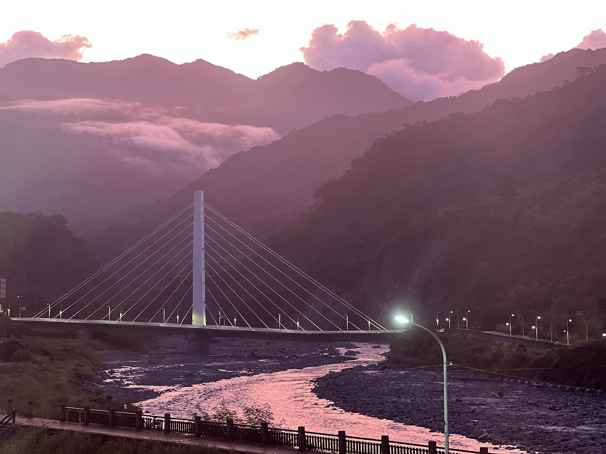 沿著知本溪谷蜿蜒而行，兩岸層層山林與清幽溪水構築出知本獨有的自然舞台。 圖：台東縣政府／提供