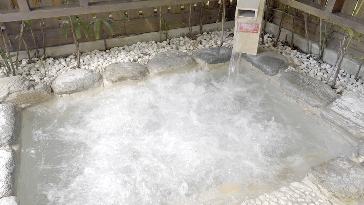 知本擁有歷史悠久的「東台第一景」名湯，泉質屬無色無味的鹼性碳酸泉，水質純淨且能量充沛。 圖：花東縱谷國家風景區管理處／提供
