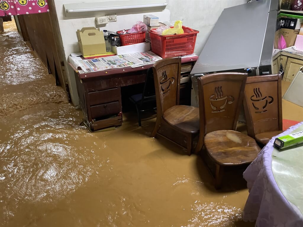 苗栗縣4日凌晨起雷雨交加，通霄鎮通南里1戶民宅遭大量泥水灌入，地上滿是黃濁泥水。 圖:中央社（民眾提供）