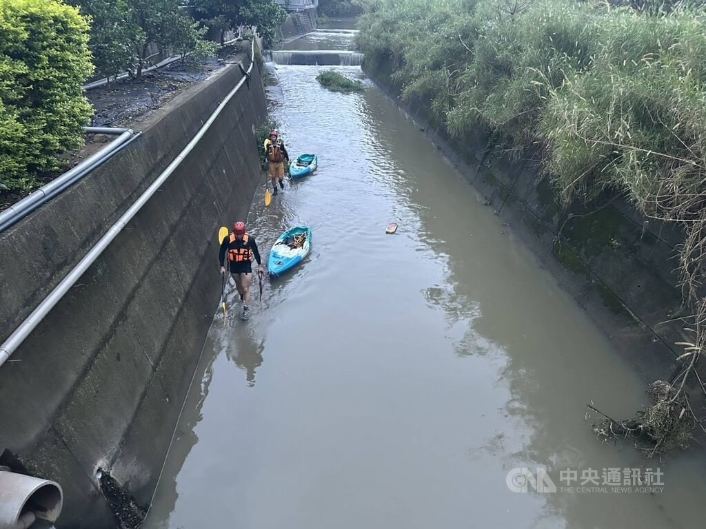 桃園市新屋區65歲羅姓婦人3日出門後失聯，僅在新興橋邊尋獲雨傘，懷疑被水沖走。消防與家屬溝通後4日再度搜索，上午在華興路旁新屋溪中發現已明顯死亡的羅婦，未送醫。（翻攝照片）中央社記者葉臻傳真 115年4月4日