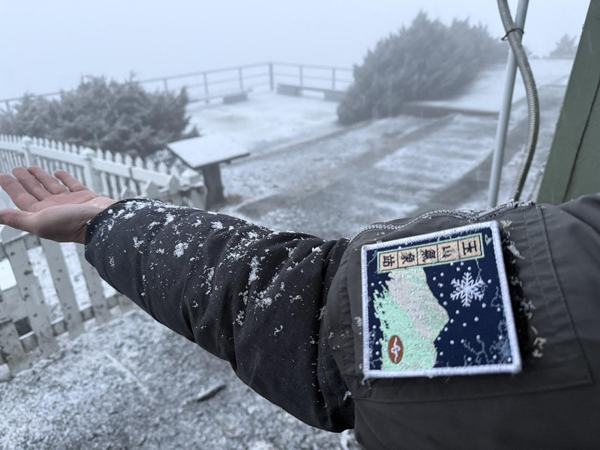 玉山北峰今（5）日清晨北峰仍維持約2公分積雪，步道出現結冰、濕滑情形。 圖/玉山氣象站提供