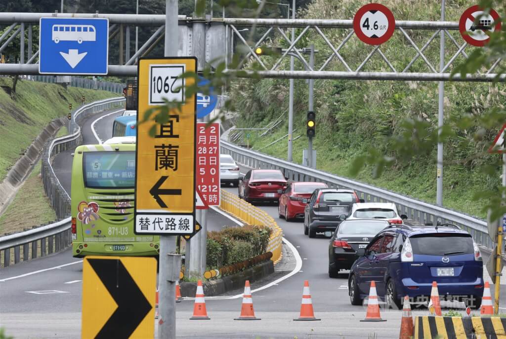 圖為國5南向石碇匝道入口小型客車排隊通行。 圖/中央社檔案照片