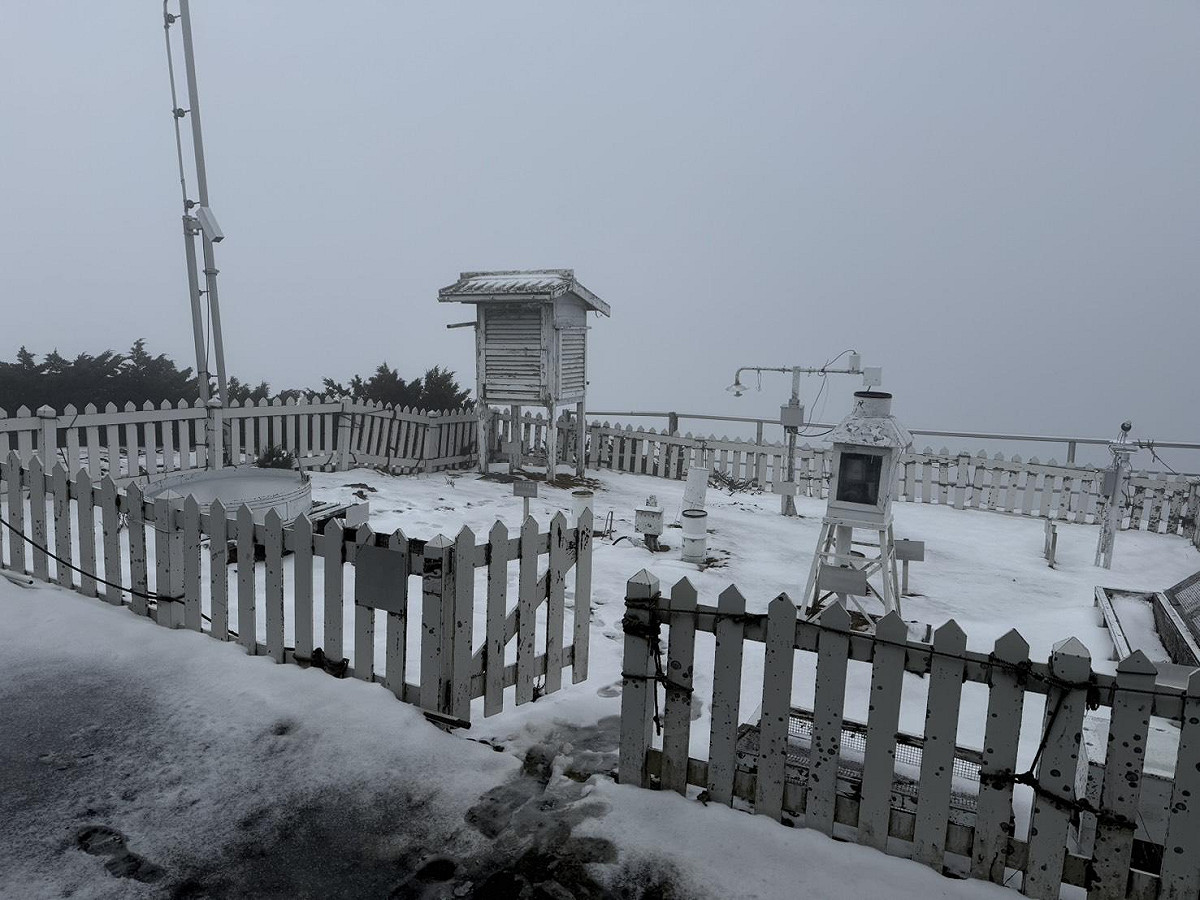玉山下雪後路面上覆蓋一層薄雪，目前積雪已達2公分。 圖：氣象署／提供