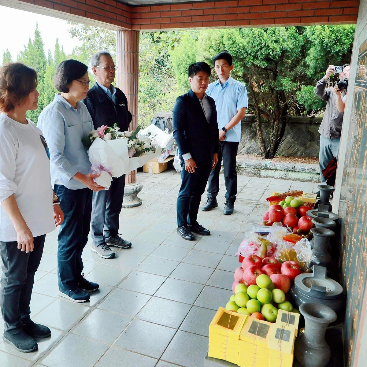 清明節，前總統蔡英文前往向已故前總統李登輝、已故台獨運動先驅史明致意。 圖：蔡英文臉書