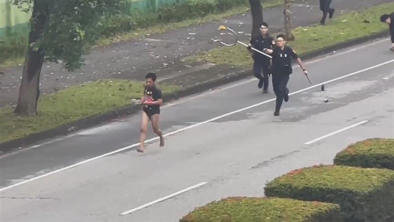 泰籍勞工搶劫完超商熱狗後一路逃跑躲避警方追緝，期間還衝進理髮店砍傷住戶與其家人，警方壓制時也慘遭傷害。 圖：翻攝畫面