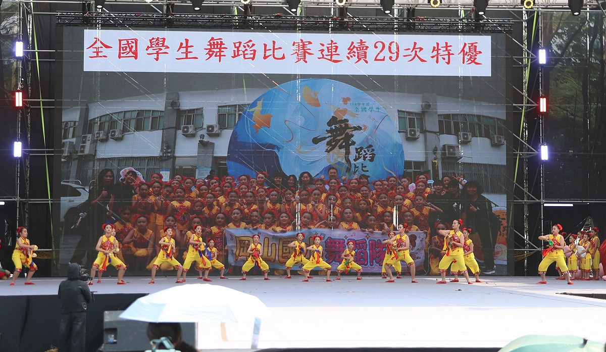 岡山國小舞蹈隊在「恐龍酷樂園」舞台以精湛舞藝驚艷全場。 圖：高雄市教育局/提供