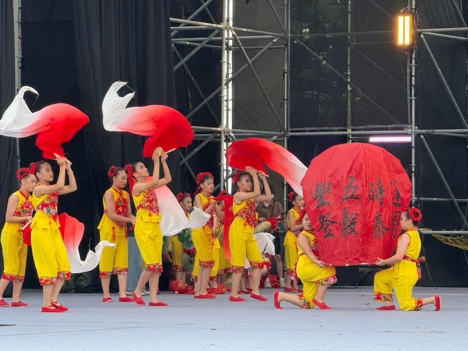 岡山國小舞蹈隊演出舞碼「歡慶元宵喜洋洋」。 圖：高雄市教育局/提供