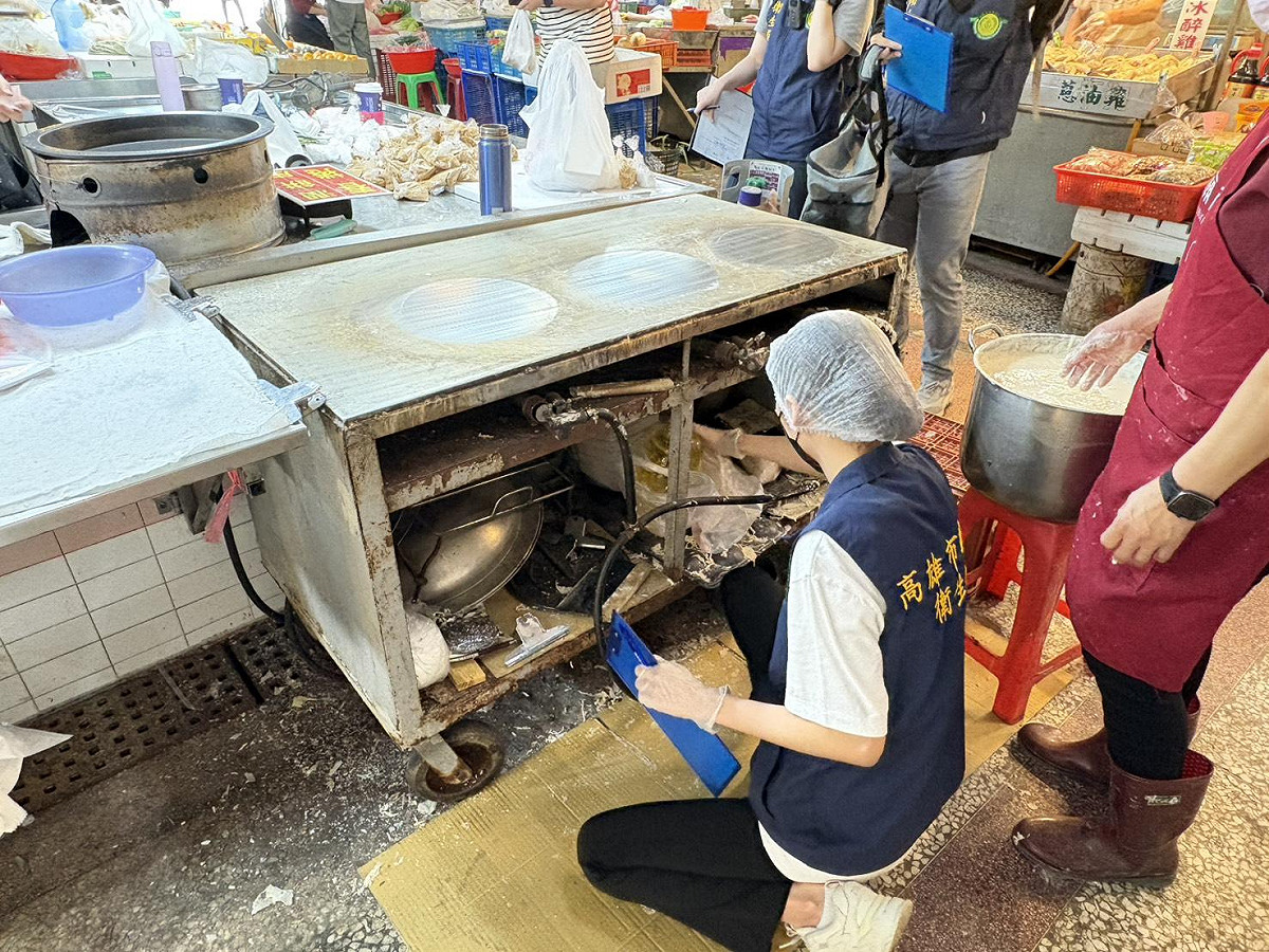 高市衛生局派員前往事發春捲攤位調查。 圖：高雄市衛生局/提供