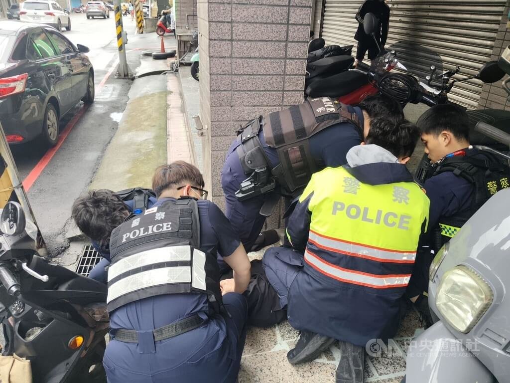 桃園市警察局楊梅分局草湳派出所4日下午獲報，指吳姓男子手持西瓜刀街頭揮舞並大聲謾罵，6名員警到場壓制吳男並實施保護管束；初步調查，疑因經濟壓力及酒後情緒不穩等造成。（翻攝照片）中央社記者吳睿騏桃園傳真　115年4月5日