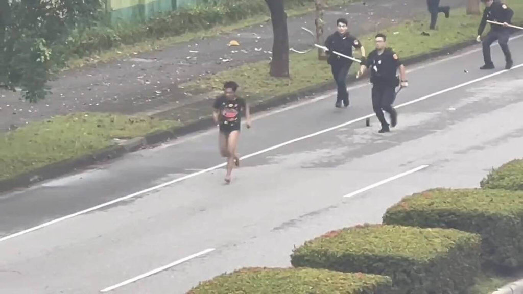 花蓮縣新城鄉一名泰籍移工（前）持水果刀搶奪超商後逃逸，在街頭逃竄還持刀闖民宅，攻擊屋主一家後躲藏入內，最終仍被警方逮捕，事件共造成3民眾、4員警受傷。（民眾提供）中央社記者張祈傳真　115年4月5日