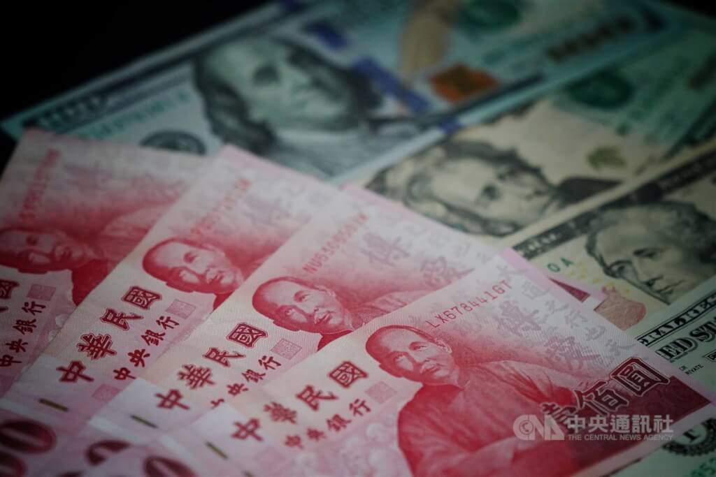 圖為新台幣和美元紙鈔。（中央社檔案照片）