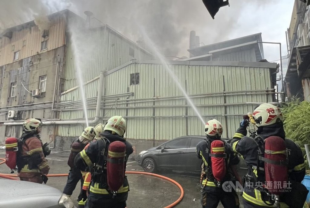新北市新莊區民安路一間工廠5日發生火警，冒出陣陣濃煙，警消獲報到場灌救。由於火場內部存有俗稱「化骨水」的氫氟酸，市府也呼籲附近住戶注意空氣污染，關閉門窗、外出戴口罩。（翻攝照片）中央社記者王鴻國傳真  115年4月5日