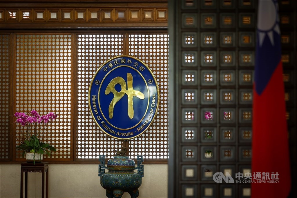 圖為外交部正門口部徽。 圖:中央社(檔案照片)