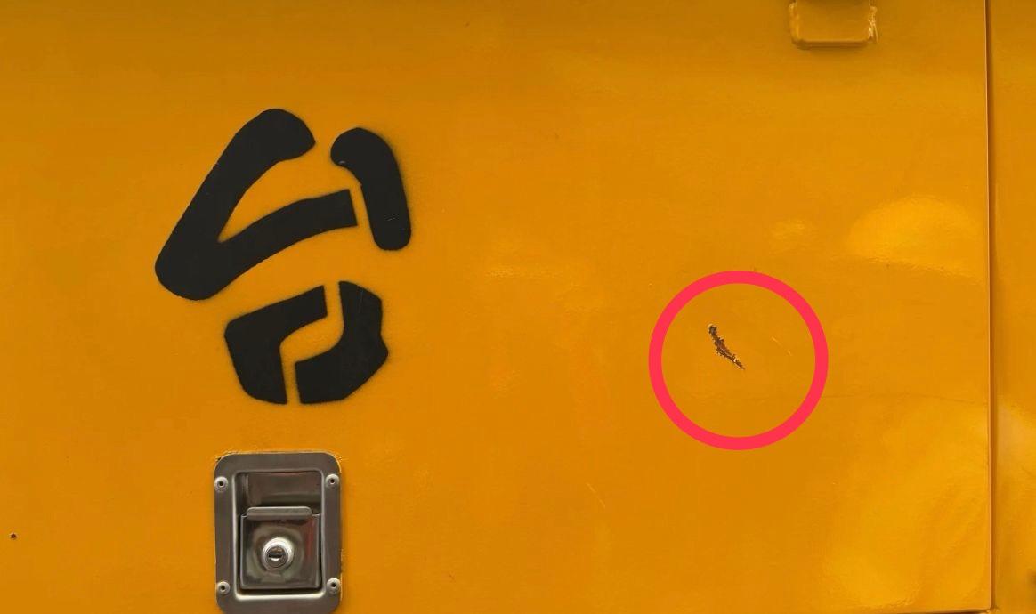 台電工程車車身遭齊婦持械毀損。 圖：高市警新興分局/提供