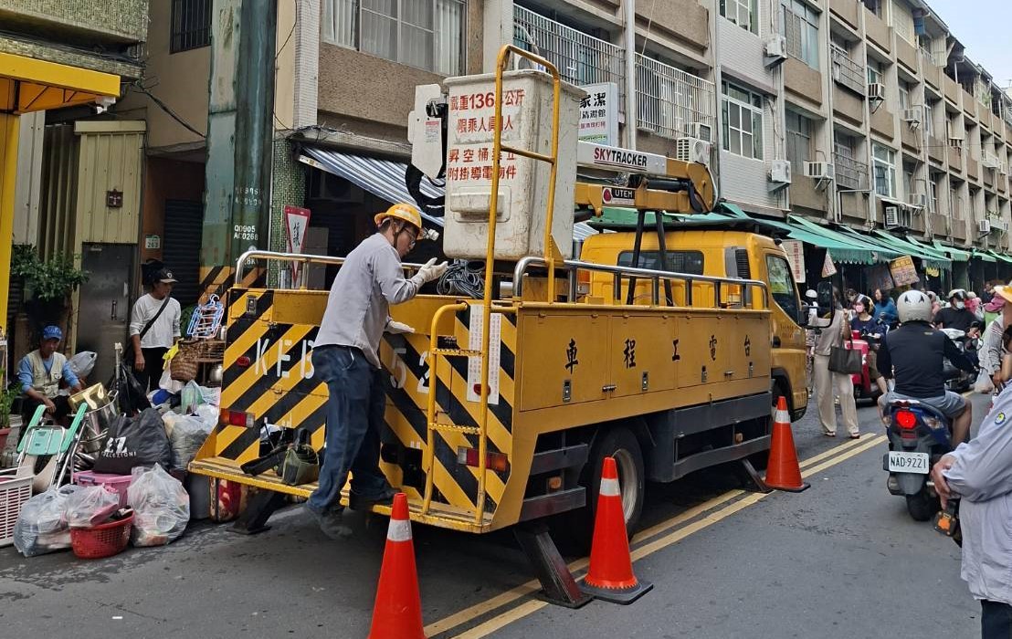 台電高雄區處市巡人員抵達現場查修，確認為變壓器故障後，隨即展開應變處置。 圖：台電高雄區處/提供