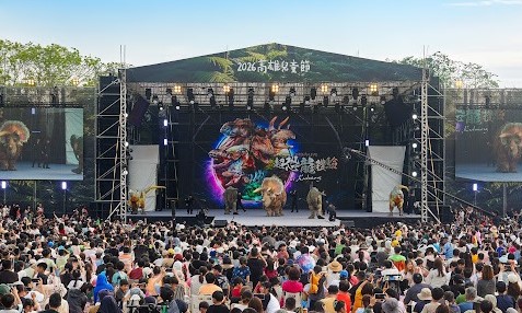 「恐龍酷樂園」主題展演舞台前人氣滿滿。 圖：高雄市教育局/提供