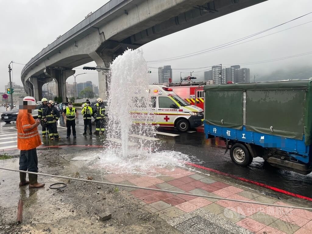 新北市泰山區台麗街與新北大道六段交叉路口發生死亡車禍，肇事車輛撞斷消防栓，現場凌亂。（翻攝照片）中央社記者王鴻國傳真  115年4月6日