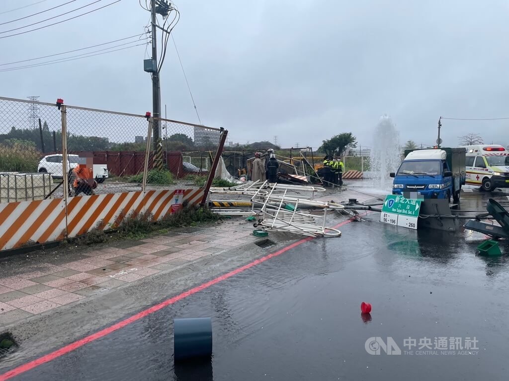 新北市泰山區台麗街與新北大道六段交叉路口發生死亡車禍，肇事車輛撞斷路牌，現場凌亂。（翻攝照片）中央社記者王鴻國傳真  115年4月6日