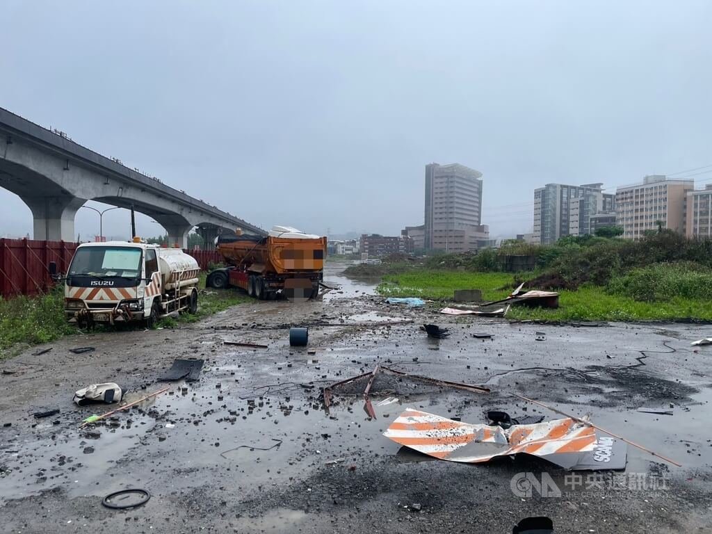 新北市泰山區台麗街與新北大道六段交叉路口發生死亡車禍，肇事車輛撞死1路人並撞進工地後停止，造成2名工地保全受傷送醫。（翻攝照片）中央社記者王鴻國傳真  115年4月6日
