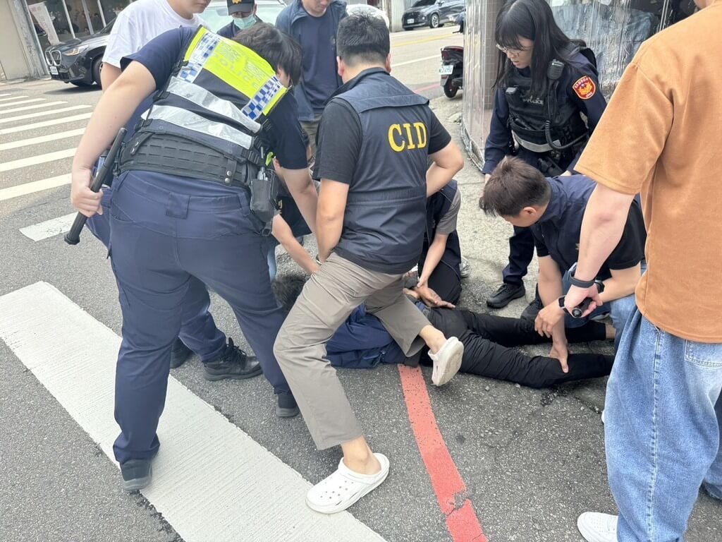 苗栗縣竹南鎮有男子持刀揮舞在大街遊蕩，嚇壞眾人；警方接獲通報，多名員警立刻趕往當場壓制邱男，所幸未造成人員傷亡，全案依恐嚇危害安全罪送辦。  圖/警方提供