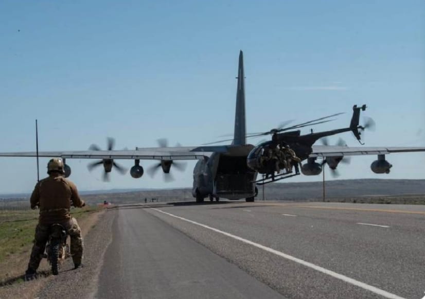 美軍出動MC-130運輸機前往伊朗營救被困敵後的 F-15 飛行員，圖為美軍之前所做的營救演練。 圖 : 翻攝自X / Dr.Bo