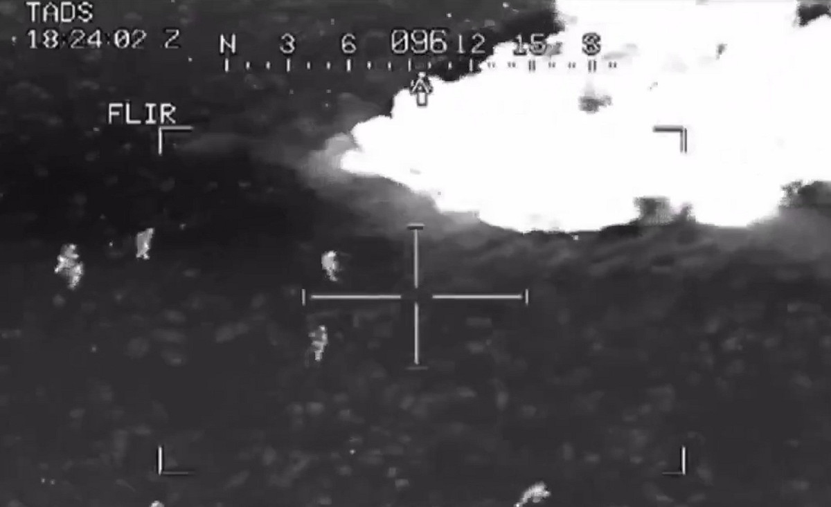 每當有伊朗革命衛隊人員試圖接近飛行員，美軍「阿帕契」武裝直升機即以空中火力進行壓制。 圖：翻攝自 X 帳號 @Baoliaogeming64