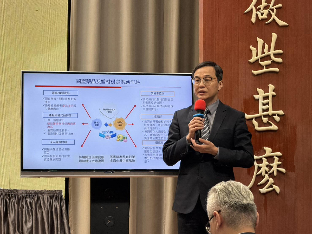 衛福部食藥署姜至剛署長說明醫療包材供應目前供應情形。 圖：金大鈞/攝