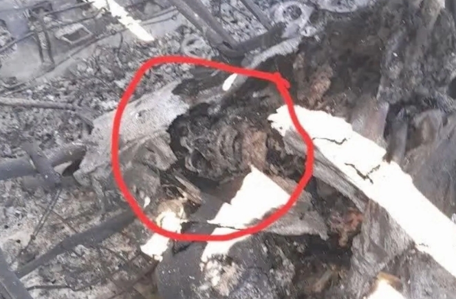伊朗聲稱在被美軍炸毀的飛機裡發現美軍殘骸。不過有網友指出這其實是被燒死在汽車裡的伊朗民眾。 圖 : 翻攝自伊斯蘭革命衛隊