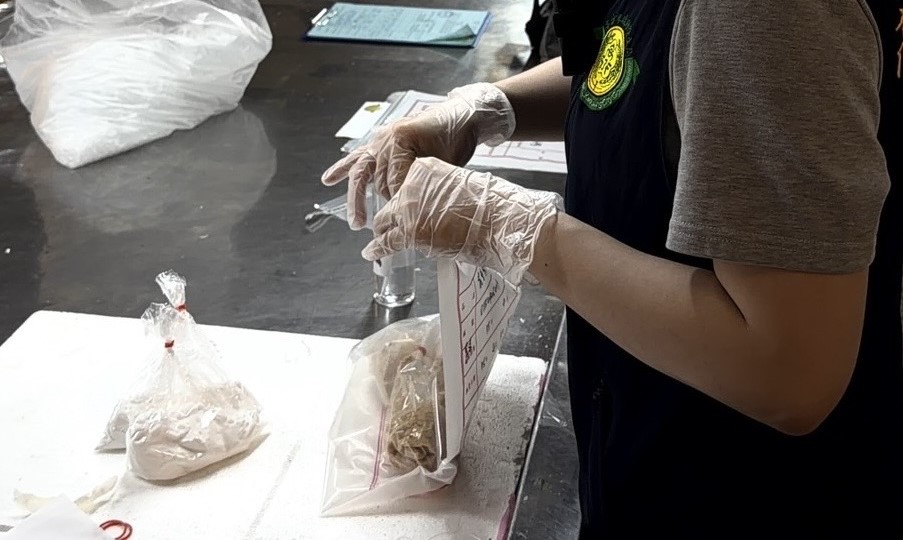 高雄市衛生局人員抽驗正義市場春捲攤位花生粉等食材。 圖：高雄市衛生局/提供