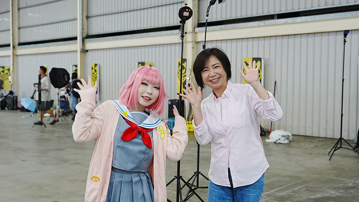 何欣純(右)參觀動漫節，開心的與cosplay合影。 圖：何欣純服務處/提供