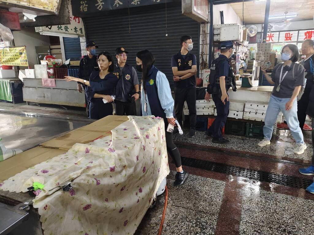 高雄市苓雅區正義市場某攤商販售的春捲涉及食安問題，高雄地檢署指揮警方與衛生局成立聯合調查小組，6日下午赴營業場所調查。（高雄地檢署提供）中央社記者張已亷傳真　115年4月6日
