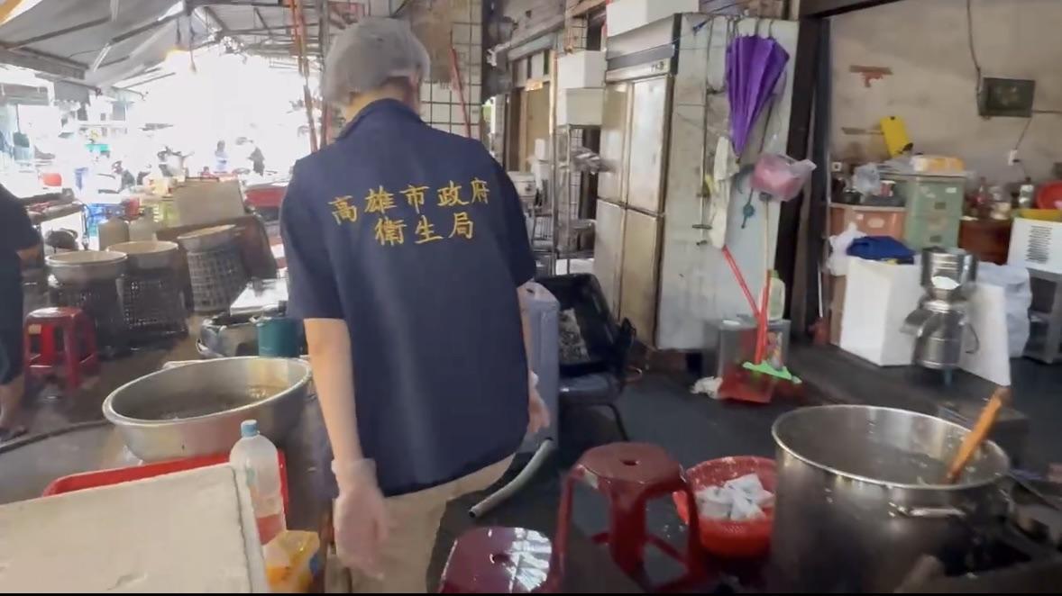 高雄市衛生局獲報後派員至鳳山區某攤商現場查察。 圖：高雄市衛生局/提供