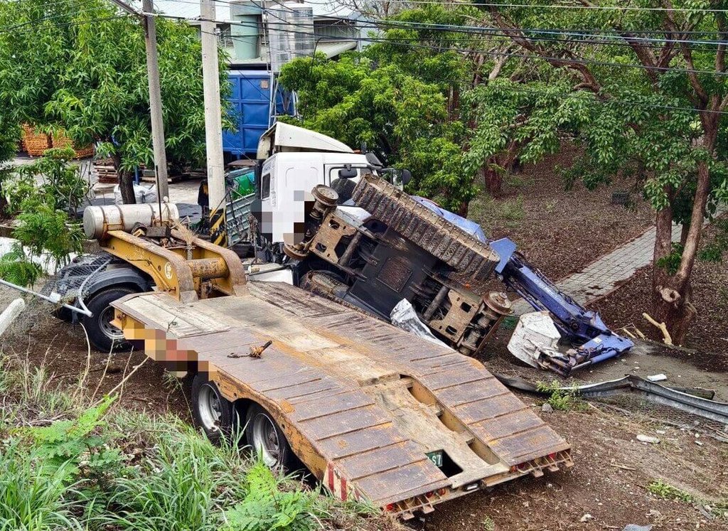 國道1號北上嘉義路段6日下午發生營業半聯結車疑因爆胎失控，自撞外側護欄後翻落邊坡事故，所幸現場無人受傷。（國道警方提供）中央社記者黃國芳傳真　115年4月6日