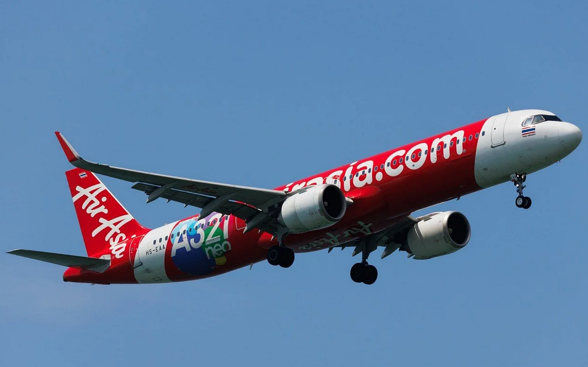 因應伊朗戰爭帶來的衝擊，亞洲航空（AirAsia）表示，機票價格將調漲，漲幅最多40%，並暫停部分航線。 圖：翻攝自AirAsia官網