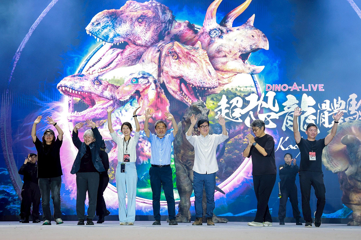 陳其邁(右三)於活動最後一日晚間與演出團隊一同謝幕。 圖：高雄市教育局/提供