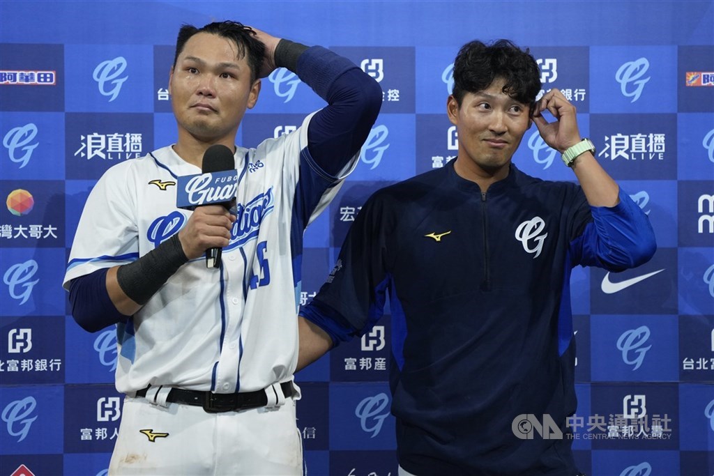 中華職棒富邦悍將隊6日在新莊棒球場以5比4擊敗中信兄弟隊搶勝，悍將野手范國宸（左）賽後獲選單場最有價值球員（MVP），發表感言時為退役好手林哲瑄（右）送上祝福。 中央社記者徐肇昌攝　115年4月6日