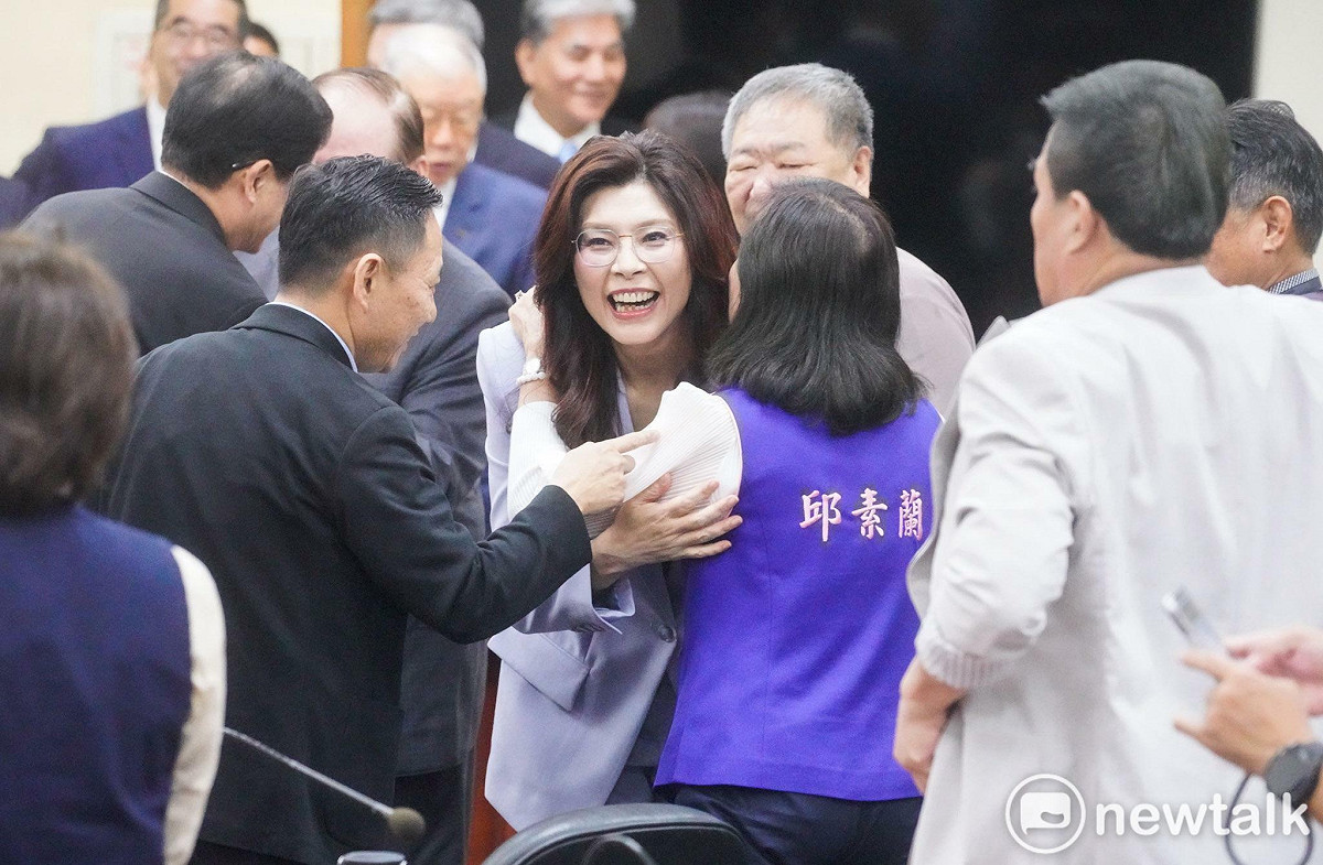 國民黨主席鄭麗文今（7）天啟程訪問中國，展開六天五夜的訪中行，而國民黨稍早召開「2026和平之旅」啟程中外記者會。 圖：張良一/攝