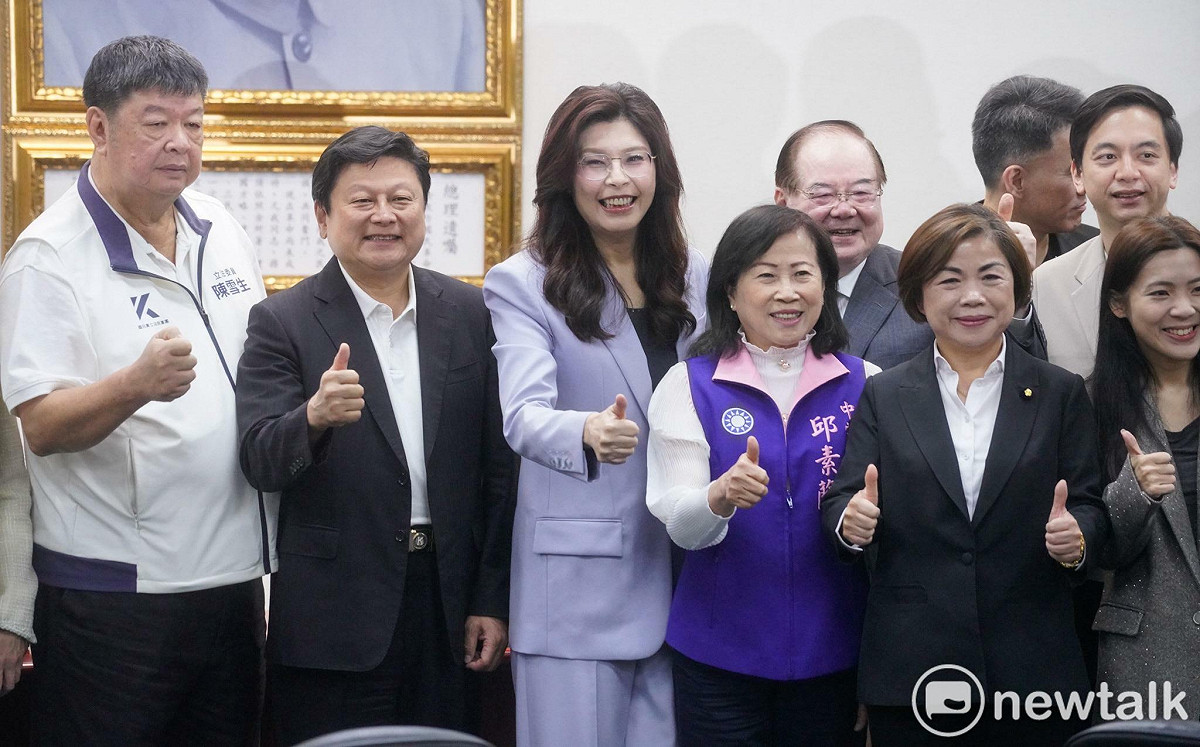 國民黨主席鄭麗文7天啟程訪問中國，展開六天五夜的訪中行，而國民黨稍早召開「2026和平之旅」啟程中外記者會。 圖：張良一/攝